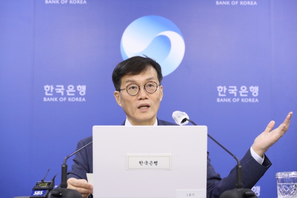 이창용 한국은행 총재가 25일 오전 서울 중구 한국은행에서 열린 통화정책방향 기자간담회에서 발언하고 있다.