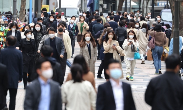 정부가 대규모 집회·행사를 제외한 일반적인 상황에서 야외 마스크 착용 의무를 없애는 방안을 논의 중인 가운데 14일 서울 명동거리에서 시민들이 마스크를 쓴 채 걸어가고 있다. (사진=연합뉴스)