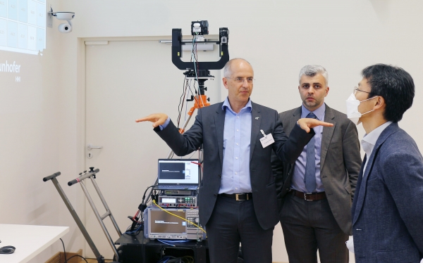독일 베를린에 위치한 프라운호퍼 하인리히-헤르츠 연구소에서 김병훈 LG전자 CTO 부사장(사진 우측끝)이 현지 관계자와 6G 기술에 대해 논의하고 있다. (사진=LG전자)