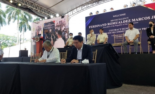 페르디난드 마르코스 주니어 필리핀 대통령(왼쪽)과 김종수 롯데건설 토목사업본부장(오른쪽)이 계약서에 서명하고 있는 모습 (사진=롯데건설)