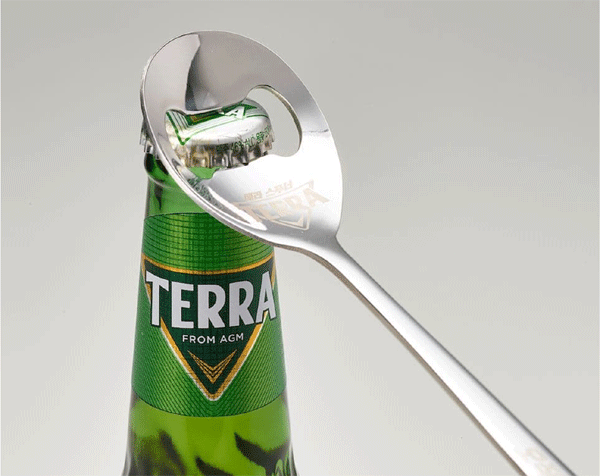 맥주 '청정라거-테라' 병에 맞춰 하이트진로 연구원들이 설계한 병따개 스푸너 (사진=하이트진로)