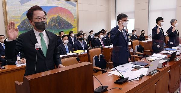 강석훈 산업은행 회장(맨 왼쪽)이 20일 국회 정무위원회 국정감사에 참석해 증인선서를 하고 있다. (사진=연합뉴스)