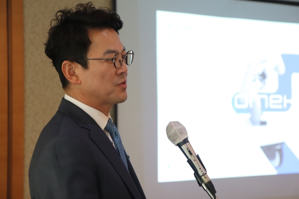 박종훈 뉴로메카 대표이사가 회사에 대해 소개하고 있다.(사진=아이알비즈넷)