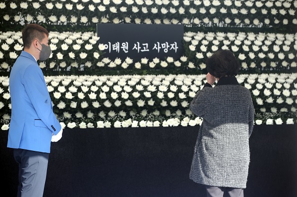 31일 오전 서울 용산구 녹사평역 광장에서 한 시민이 이태원 사고 희생자들을 추모하기 위해 합동분향소를 찾았다. (사진=연합뉴스)