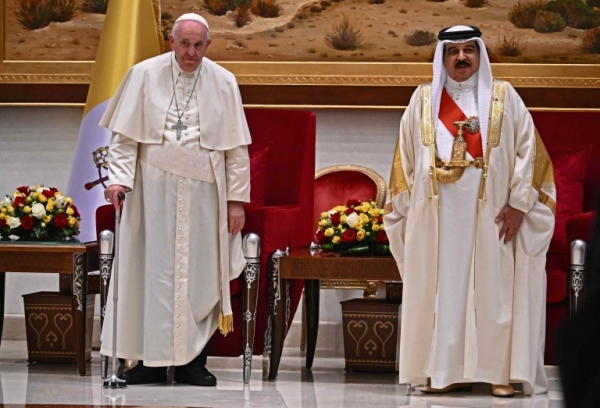프란치스코 교황이 3일(현지시간) 바레인에 도착해 하마드 빈 이사 알-할리파 국왕의 환영을 받고 있다. (사진=연합뉴스)