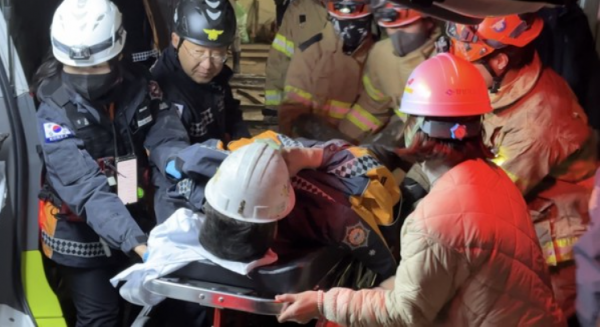 경북 봉화군 아연 채굴 광산 매몰사고 열흘째인 4일 밤 11시쯤 구조 당국은 고립됐던 작업자 2명이 생환했다고 밝혔다. 생환한 고립자들이 안동병원으로 이송되는 모습. (사진=경북소방서 제공)