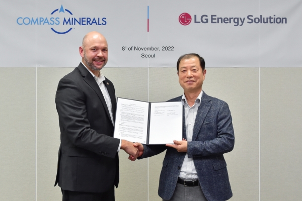 김동수 LG에너지솔루션 전무(오른쪽)와 크리스 얀델(Chris Yandell) 컴파스 미네랄 리튬사업부장이 탄산리튬 공급에 대한 계약을 체결한 뒤 기념촬영을 하고 있다. (사진=LG에너지솔루션)