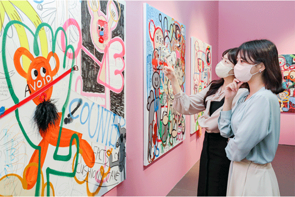 2일 오전 서울 여의도 더현대 서울 6층 알트원(ALT.1)에서 여성들이 '비바 아르떼' 전시 작품을 관람하고 있다. (사진=현대백화점) 