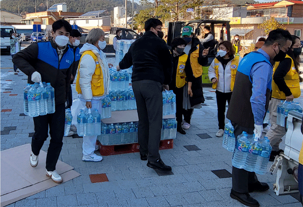 GS25의 전남지역 담당 임직원들과 대한적십자사 직원들이 20일 전남 완도군에서 식수난을 겪는 주민들에게 나눠줄 '지리산맑은샘물'을 정리하고 있다. (사진=GS리테일)