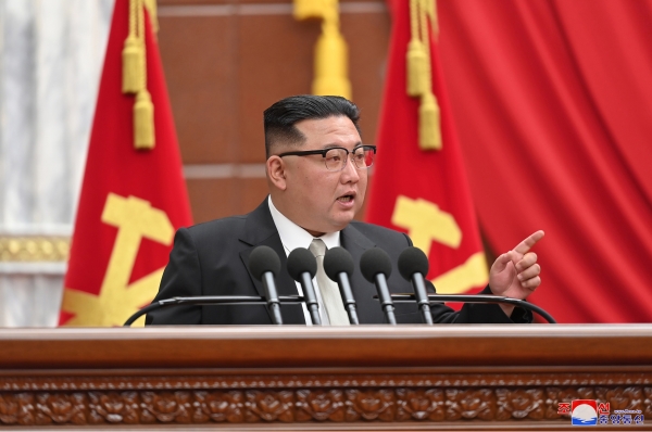 북한 김정은 국무위원장이 지난해 말 열린 노동당 전원회의에서 핵탄두 보유량을 기하급수적으로 늘리겠다는 방침을 밝히고 있다. (사진=연합뉴스)