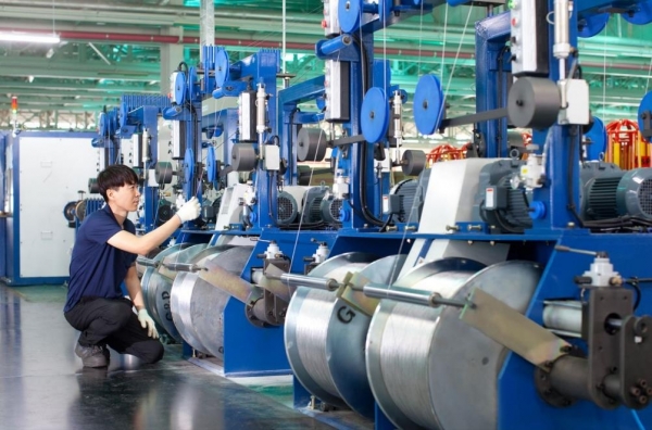 LS전선 공장에서 직원이 알루미늄 전선을 생산하고 있다. (사진=LS전선)