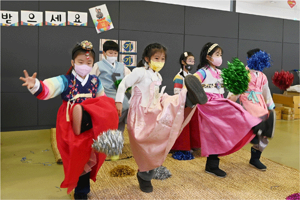 16일 서울 서초구 농협 하나로마트 양재점에서 어린이들이 제기차기를 체험하고 있다. (사진=농협유통) 