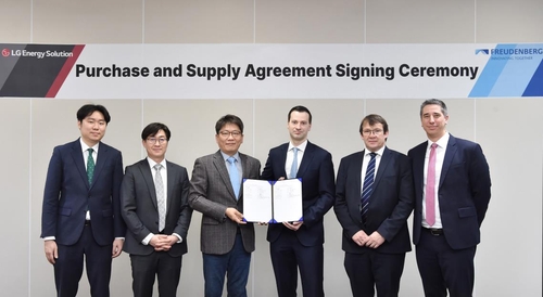 김동명 LG에너지솔루션 자동차전지사업부장 사장(왼쪽 세번째)과 닐스 마틴스 FEPS CCO(왼쪽 네번째)가 계약서를 함께 들어보이고 있다. (사진=LG에너지솔루션)