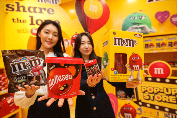 5일 서울 여의도 더현대 서울 5층 엠앤엠즈 임시 매장에서 직원들이 초콜릿 상품을 보여주고 있다. (사진=현대백화점) 