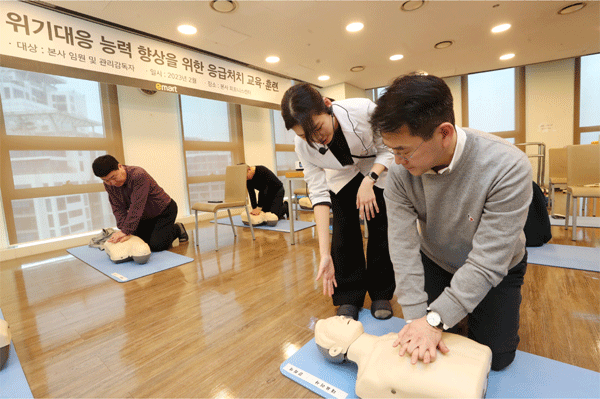 지난 10일 서울 성동구 이마트 본사에서 강희석 사장(오른쪽 첫째)을 비롯한 임원들이 심폐소생술을 배우고 있다. (사진=이마트) 