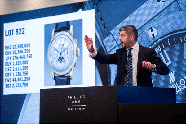 영국 경매회사 필립스 옥션의 아시아 시계 부서 최고책임자 토마스 페라치가 빈티지 명품 시계 경매를 이끌고 있다. (사진=갤러리아백화점) 