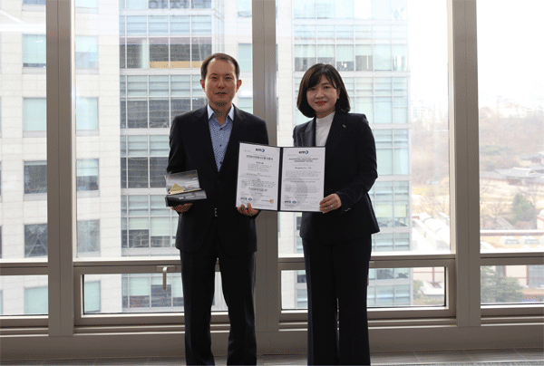 전창원 빙그레 대표이사(왼쪽)와 황은주 한국경영인증원(KMR) 대표이사가 지난 24일 오후 서울 종로구 콘코디언빌딩 빙그레 본사에서 안전보견경영시스템(ISO 45001) 인증서를 들어 보이고 있다. (사진=빙그레)