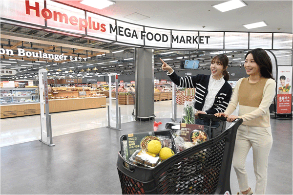 경기 시흥시 정왕동 홈플러스 메가푸드마켓 시화점에서 모델들이 장보기 모습을 보여주고 있다. (사진=홈플러스) 