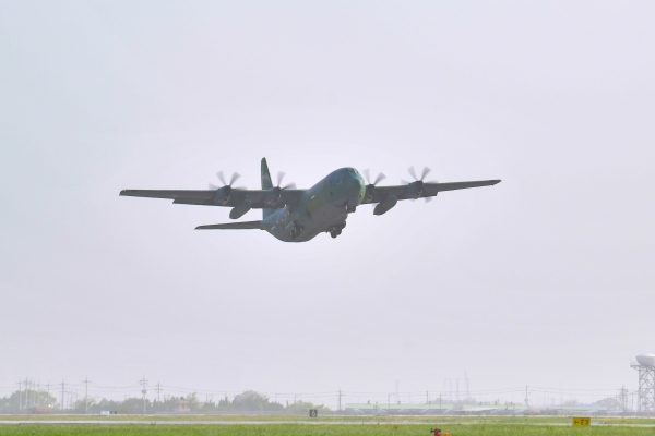 지난 21일 공군 제5공중기동비행단에서 C-130J 수송기가 수단 교민철수 해외임무를 수행하기 위해 이륙하고 있다. (사진=국방부)