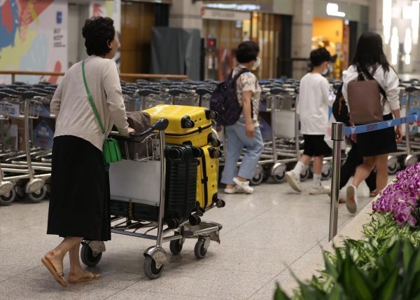관광객들이 인천국제공항 제1여객터미널을 통해 입국하고 있다. (사진=연합뉴스)