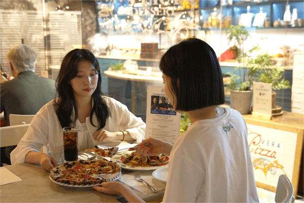 지난 1~2일 서울 용산구 베라(Vera) 한남점에서 열린 세계 피자 장인들과 협업 행사 기간 손님들이 한정판 피자를 맛보고 있다. (사진=SPC) 