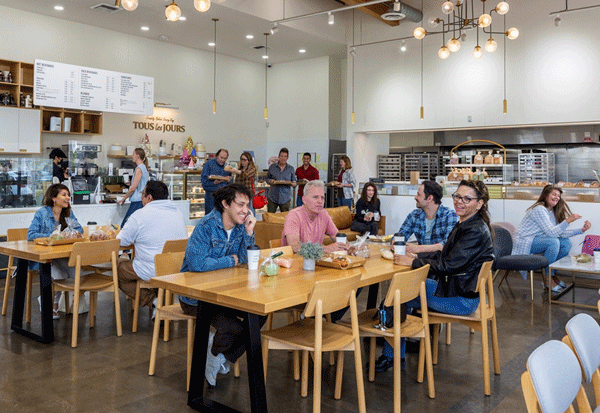 미국 캘리포니아주 로스앤젤레스(LA) 웨스트코스트 지역 뚜레쥬르 세리토스점에서 손님들이 빵과 음료를 즐기고 있다. (사진=CJ푸드빌) 