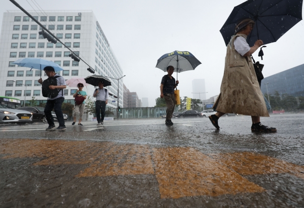 서울에 소나기가 내린 9일 오전 서울 국회 앞 횡단보도에서 시민들이 우산을 쓴 채 걸어가고 있다.(사진=연합뉴스)