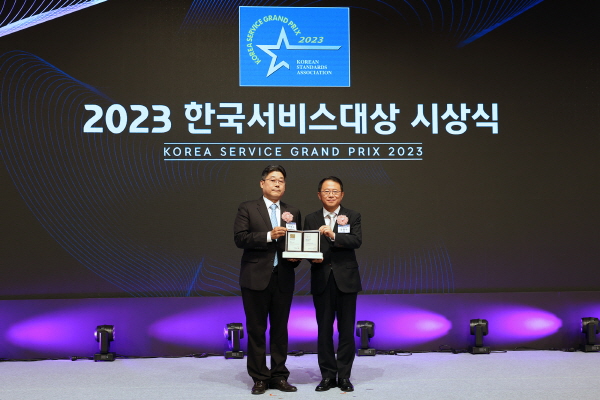 주영수 롯데건설 전략기획 부문 상무(왼쪽)가 ‘2023 한국서비스대상 시상식’에 참여해 수상 후 기념 촬영을 하고 있다. (사진=롯데건설)