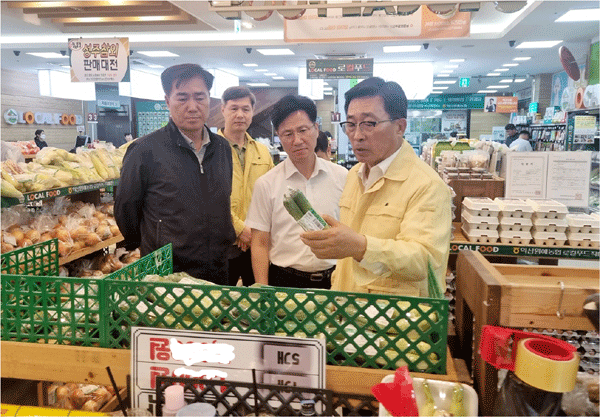 김춘진 한국농수산식품유통공사(aT) 사장(오른쪽)이 18일 익산원예농협 로컬푸드 직매장에서 채소 가격을 살펴보고 있다. (사진=한국농수산식품유통공사) 