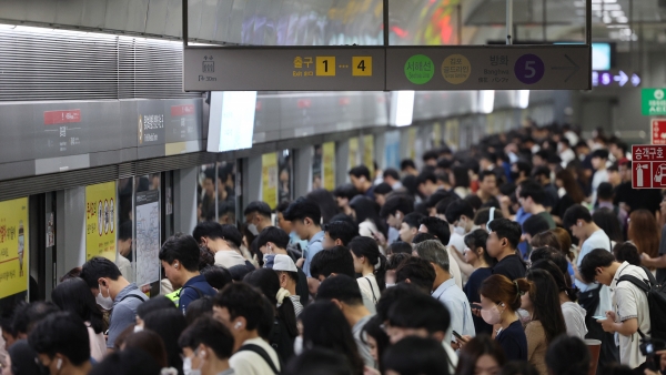 서울 지하철 9호선 김포공항역에서 승객들이 지하철을 기다리고 있다. (사진=연합뉴스)