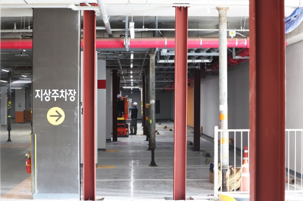 3일 지하 주차장 무량판 구조 기둥 일부에 철근이 빠진 것으로 확인된 경기도 오산시의 한 LH 아파트에서 보강 작업이 진행되고 있다. (사진=연합뉴스)
