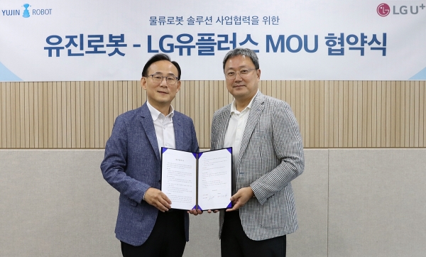 임장혁 LG유플러스 기업신사업그룹장(사진 오른쪽)과 박성주 유진로봇 대표(왼쪽)이 업무협약식에서 기념 촬영을 하고 있다. (사진=LG유플러스)