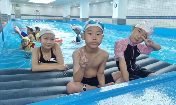 여름방학을 맞이해 KCC 사내 수영장을 찾은 임직원 자녀들.(사진=KCC)