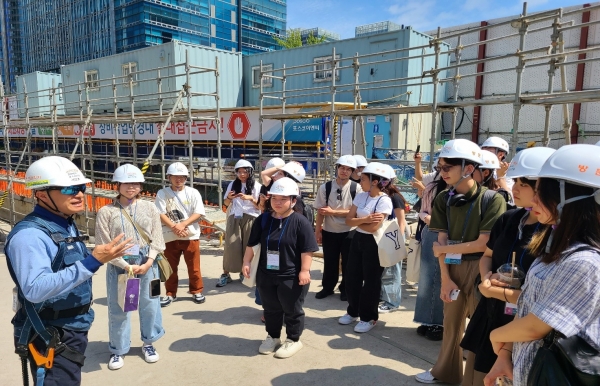 글로벌 도시혁신스쿨에 참여한 학생들이 포스코이앤씨 건설현장을 방문해 현장 안내를 받고 있다. (사진=포스코이앤씨)