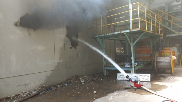 23일 울산시 울주군 고려아연 온산제련소 에너지저장장치(ESS) 설비에서 불이 나 무인 방수 설비가 물을 뿌리고 있다. (사진=울산소방본부)
