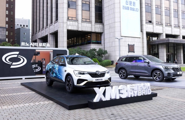 서울 중구 프레스센터 앞에 상품성을 개선한 XM3와 QM6 '밸류업' 제품이 전시돼 있다. (사진=르노코리아자동차)
