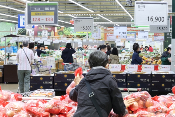 서울 서초구 하나로마트 양재점에서 시민들이 과일과 채소 등을 구입하고 있다. 통계청에 따르면 지난 9월 소비자 물가상승률은 3.7%로 5개월만에 최대 상승폭을 기록했다. (사진=연합뉴스)