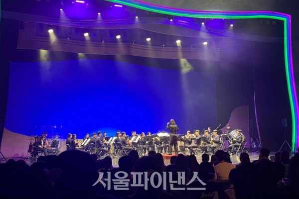지휘자 '진솔'과 플래직 윈드 오케스트라&밴드가 콘서트 무대에 올라 카카오게임즈 '가디언 테일즈'의 OST를 연주하고 있다. (사진=이도경 기자)