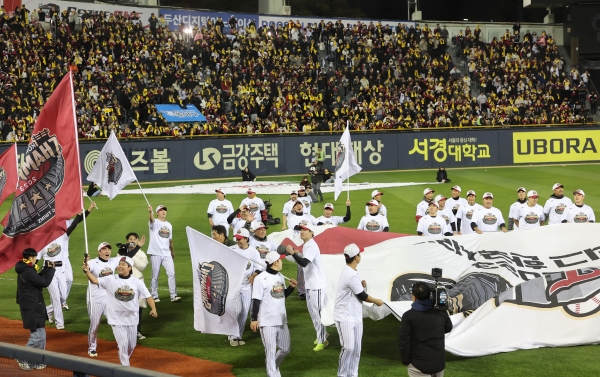 13일 서울 잠실야구장에서 열린 2023 KBO 한국시리즈 5차전에서 한국시리즈 우승을 확정한 LG 선수들이 기뻐하고 있다. (사진=연합뉴스)