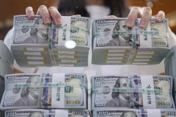 서울 중구 하나은행 본점 위변조대응센터에서 직원이 미국 달러화를 들어 보이고 있다. (사진=연합뉴스)