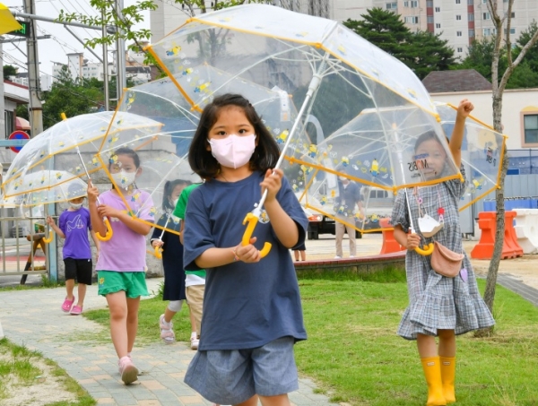 현대모비스가 전국의 초등학교를 찾아가는 '투명우산 나눔 캠페인'을 실시했다. (사진=현대모비스)