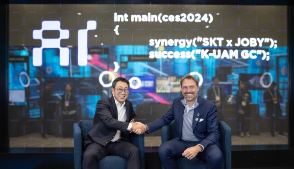 CES 2024에 마련된 'SK ICT 패밀리 데모룸'에서 기념 촬영하는 유영상 SKT 사장(왼쪽)과 조벤 비버트 조비 에비에이션 CEO. (사진=SKT)