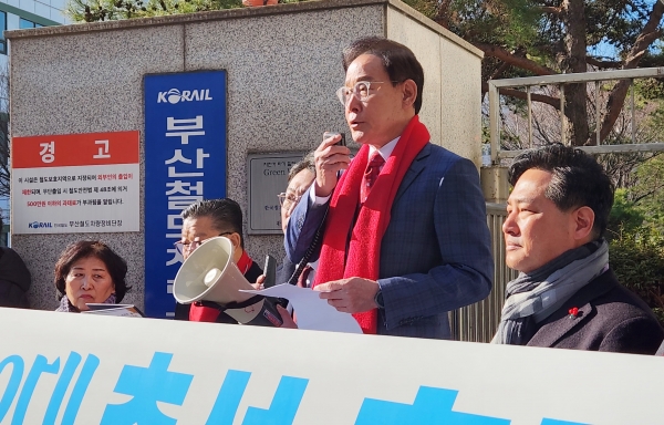 이종혁 전 의원이 16일 철도기지창 정문에서 총선 출마 기자회견을 열고 있다. (사진=이종혁 전 의원 선거사무실)