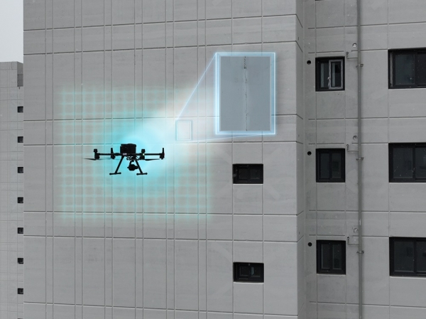 고화질 영상장비를 장착한 포스-비전(POS-VISION)으로 아파트 외벽을 촬영하고 있다. (사진=포스코이앤씨)