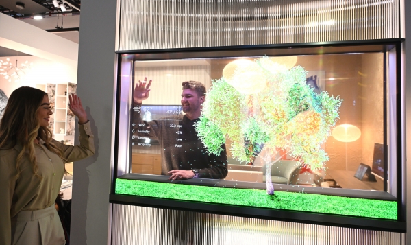 LG전자가 'CES 2024'에서 처음 공개한 투명 OLED TV 'LG 시그니처 올레드 T' 모습. (사진=LG전자)