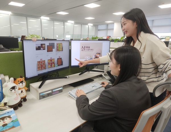 29일 삼성전자 직원들이 온라인 장터에서 상품을 구매하는 모습. (사진=삼성전자)