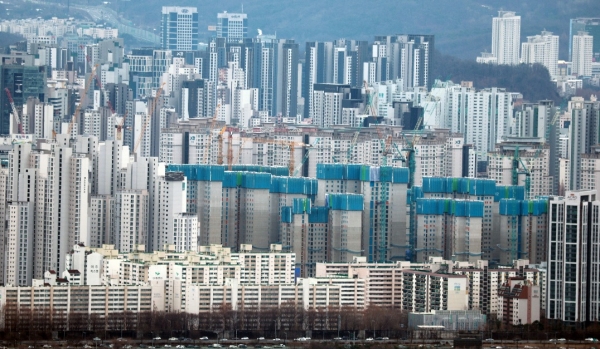 1월 21일 서울 중구 남산에서 바라본 서울 시내 아파트 밀집 지역의 모습. (사진=연합)