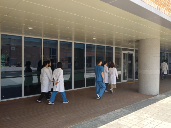 서울대병원에서 의사들이 걷고 있다. (사진=서울파이낸스)