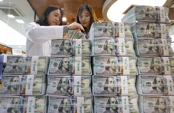 서울 명동 하나은행 위변조대응센터에서 직원이 미국 달러를 들어 보이고 있다. (사진=한국은행)