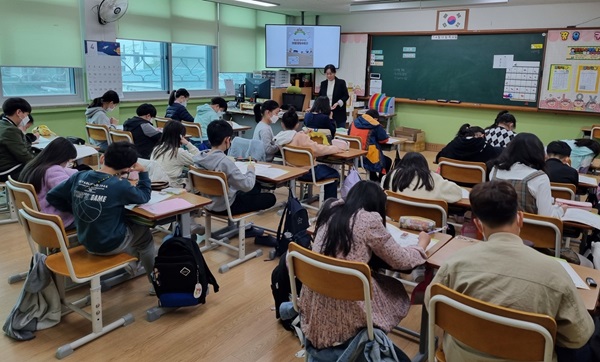의왕시 '학교로 찾아가는 의왕향토사료관' 수업 모습. (사진=의왕시)